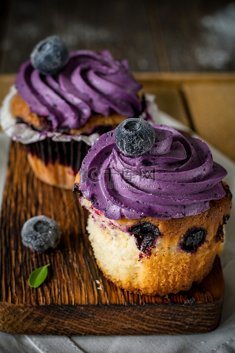 蓝莓蛋糕与紫色奶油上木板，关闭