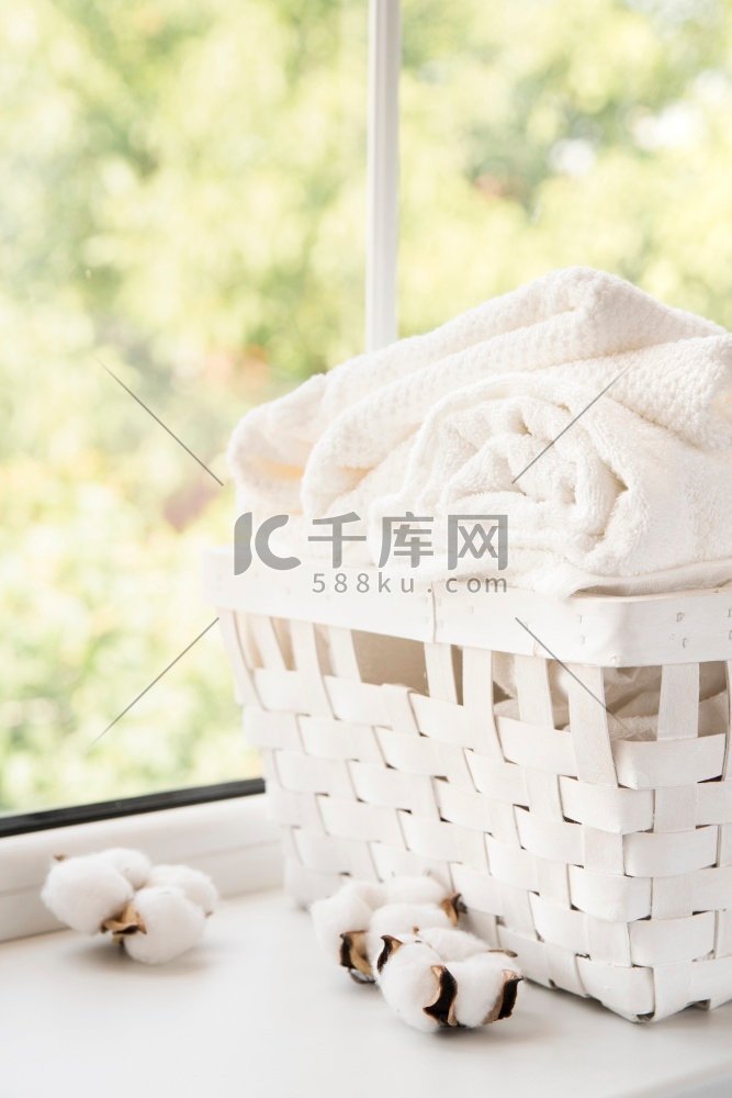 白色的洗衣篮窗。高分辨率照片。