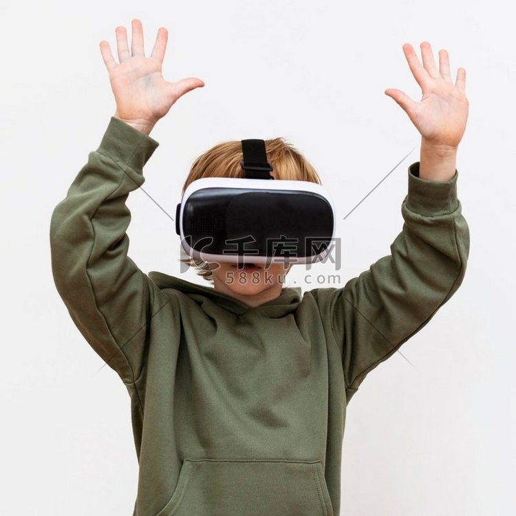 使用虚拟现实耳机的前视图小男孩
