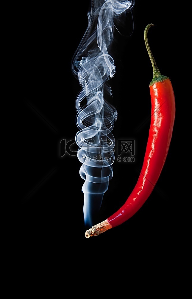 红辣椒，尖端冒出浓烟，燃烧发光