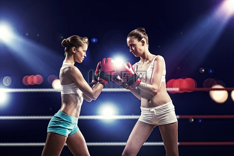 两名女子拳击在环