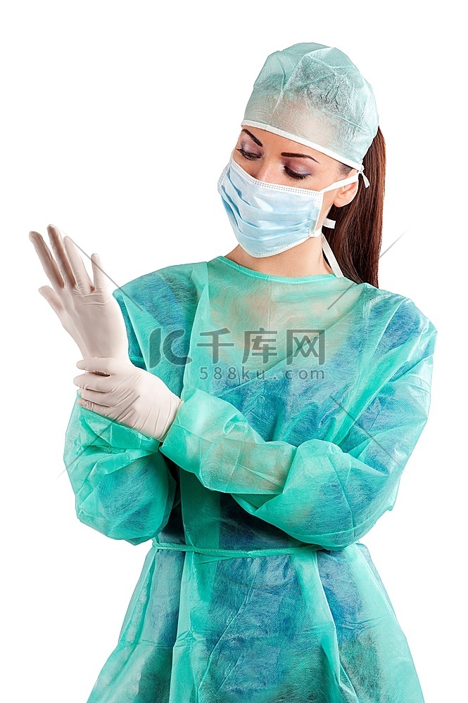 护士穿着手术服，戴着帽子和口罩