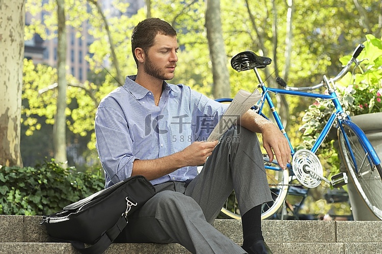 一名男子在公园放松