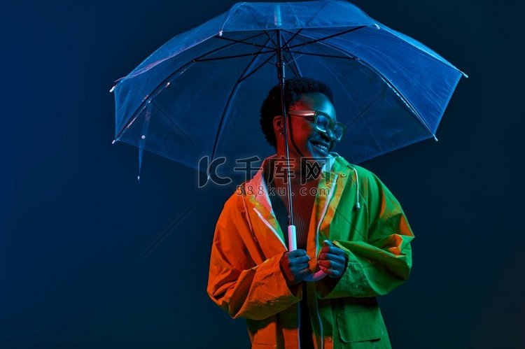  雨衣，雨伞，霓虹灯，灯