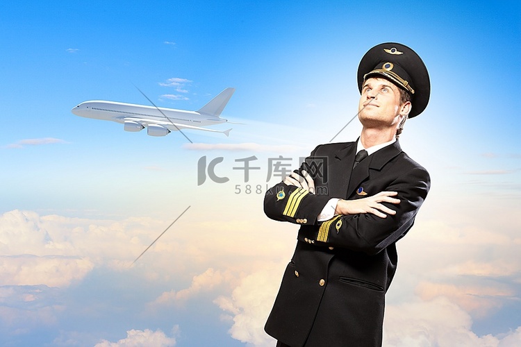 男飞行员以飞机为背景的图像