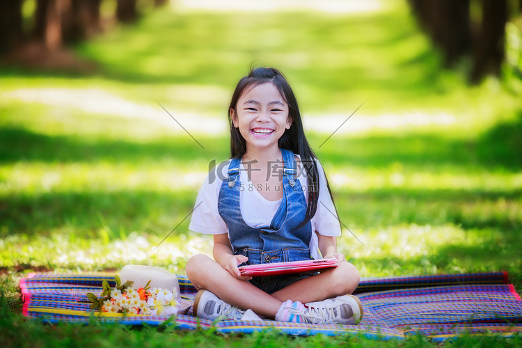 学习的有趣小亚洲女孩 