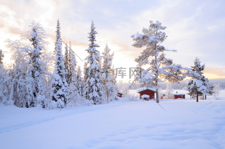 冬季景观与房子在基律纳瑞典拉普
