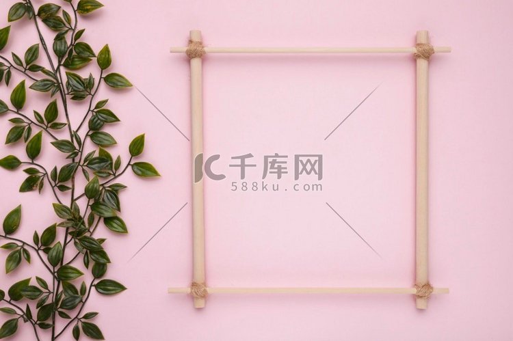 木制方框，人造绿叶粉色背景