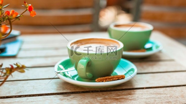 两个咖啡杯木桌。高分辨率照片。