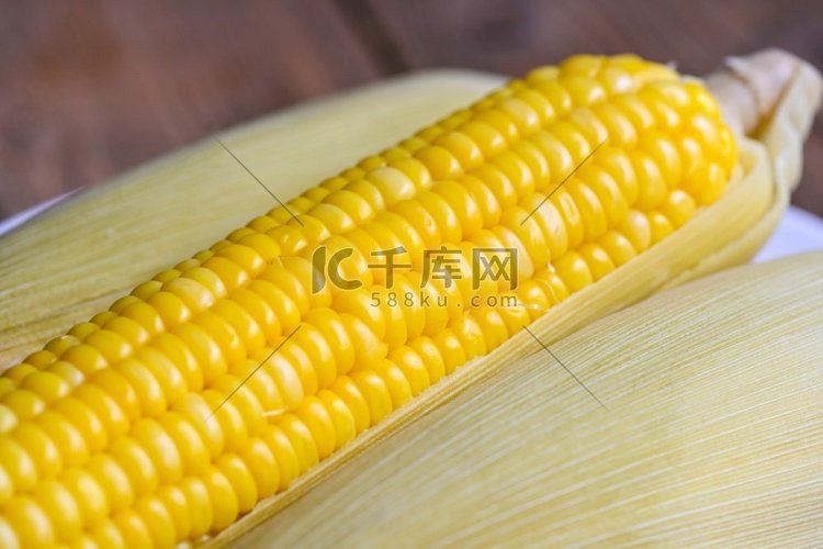 成熟的玉米棒蒸或煮的甜玉米食物