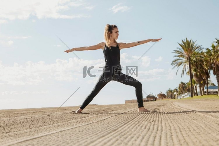 女子练习瑜伽海滩