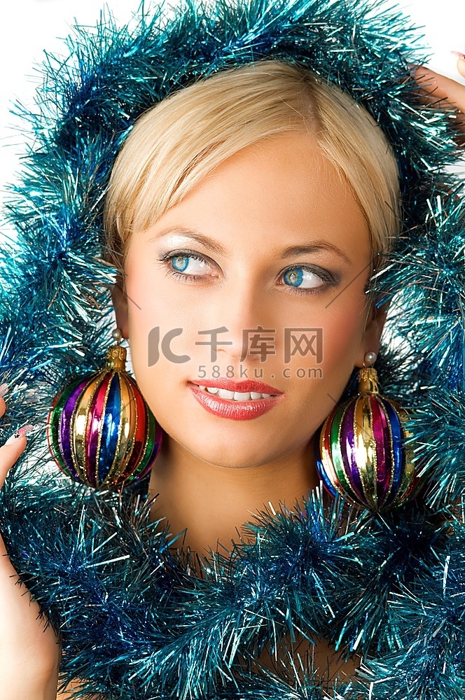 女人戴着老式圣诞球作为耳环，脸