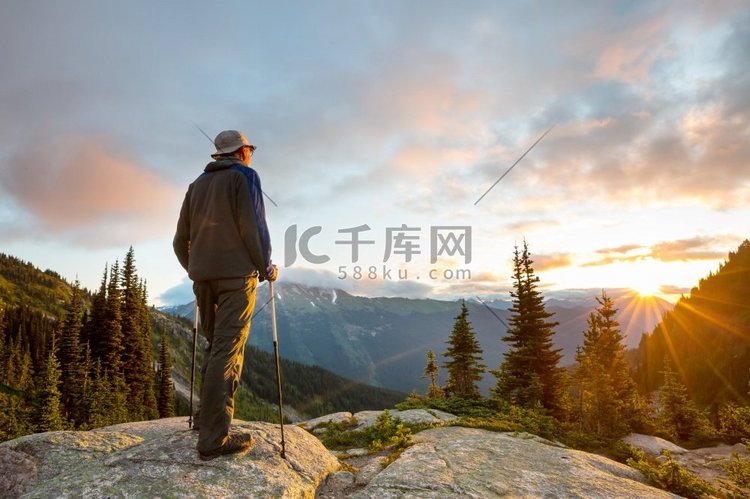 徒步旅行场景在美丽的夏天山在日