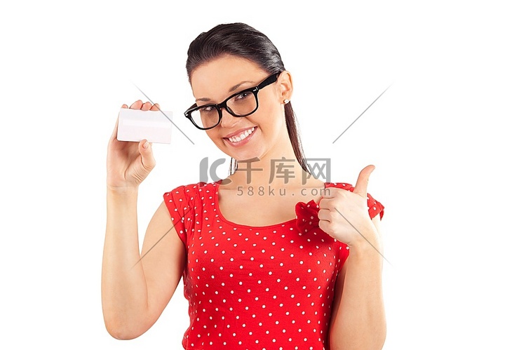 戴眼镜的女人亮着商务名片，做着