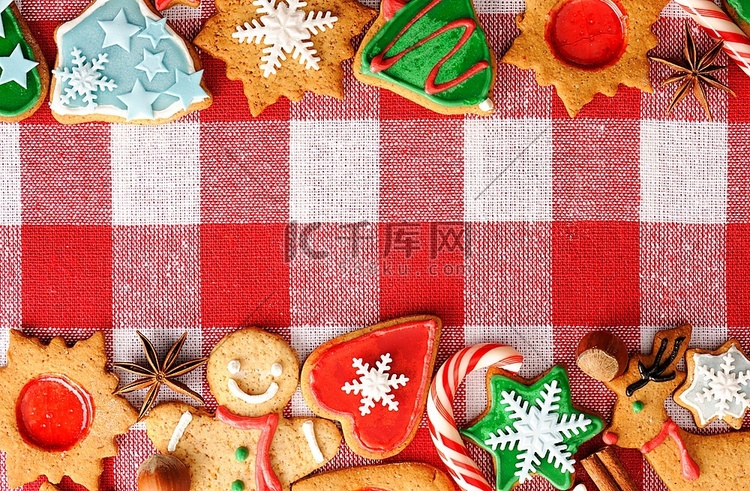 铺在桌布上的圣诞姜饼饼干