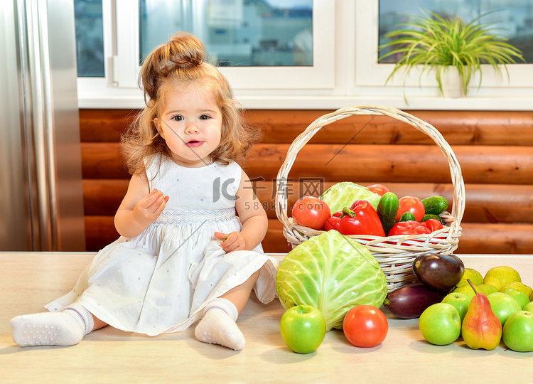 美丽的小女孩水果和蔬菜