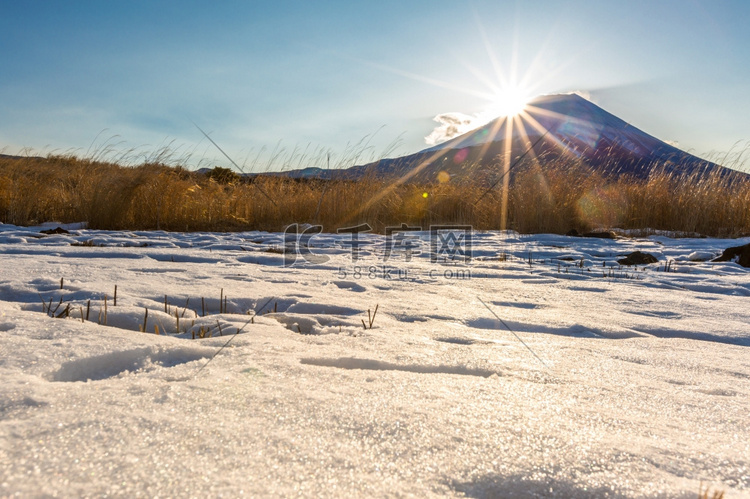 冬日里的富士山日出