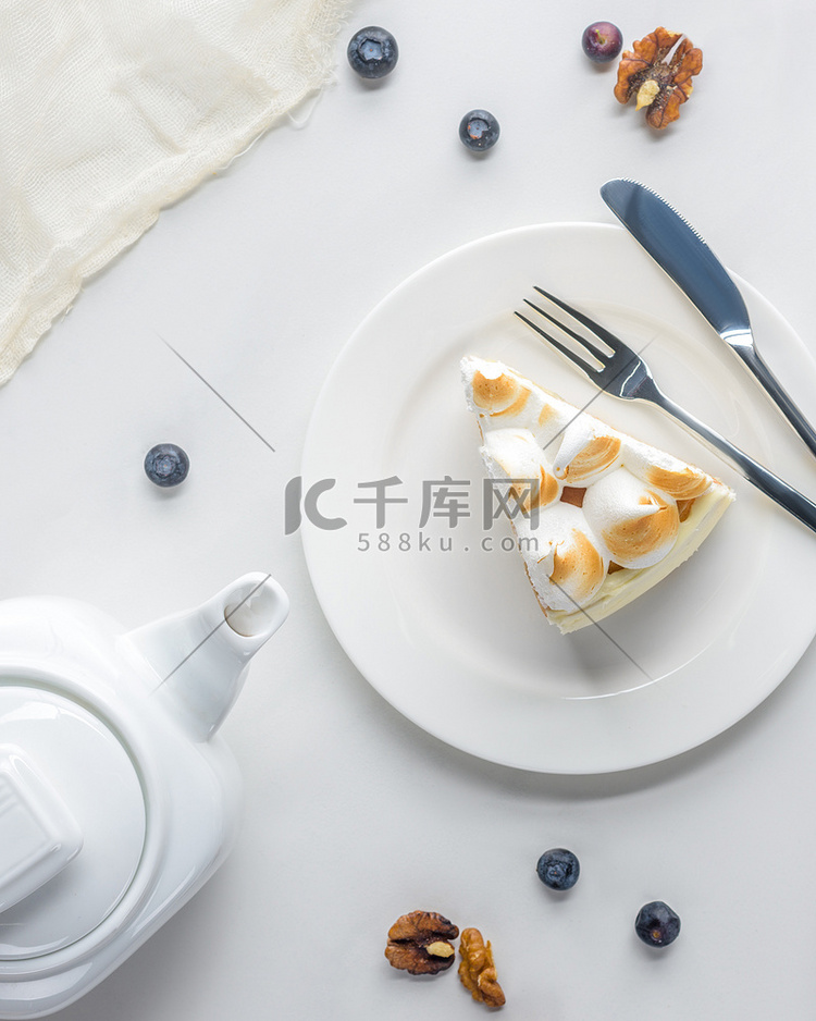 白色桌上的甜饼和茶壶的开胃蛋糕