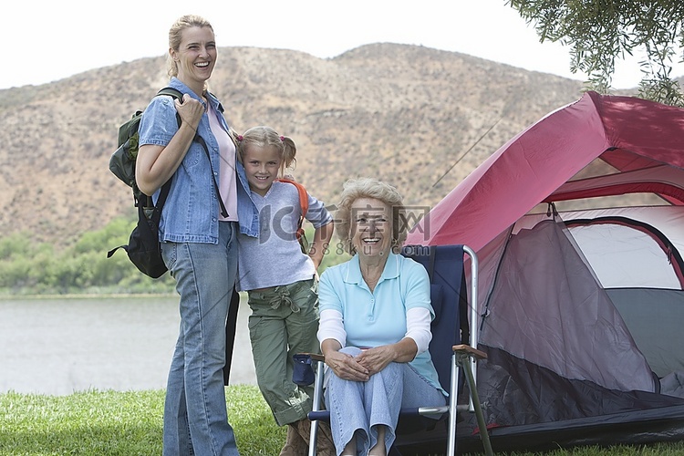 帐篷外的母女和孙女