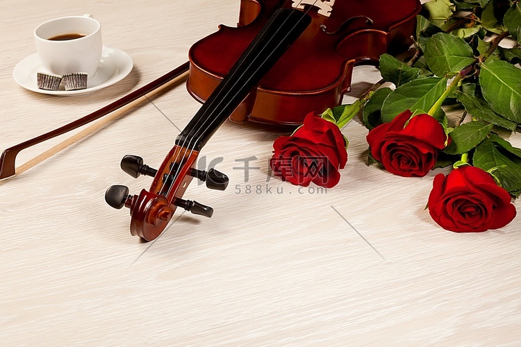 红玫瑰和一把小提琴