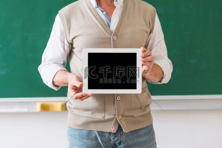 教授拿着平板电脑的空白教室