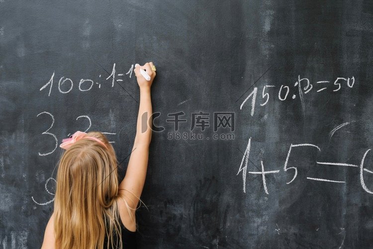 女孩解决数学练习