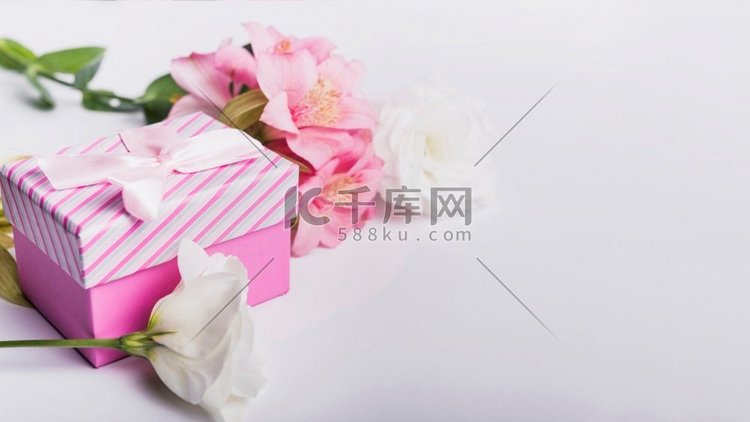 玫瑰花，粉色百合花，礼品盒，白