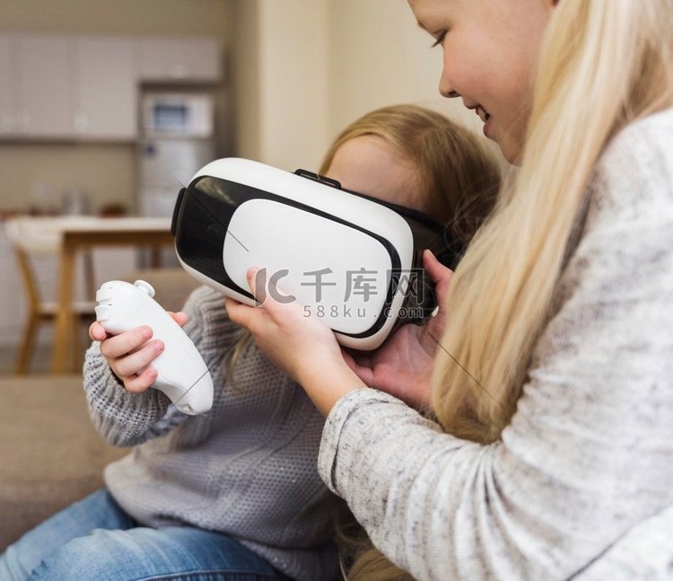 戴着VR眼镜的前视儿童3