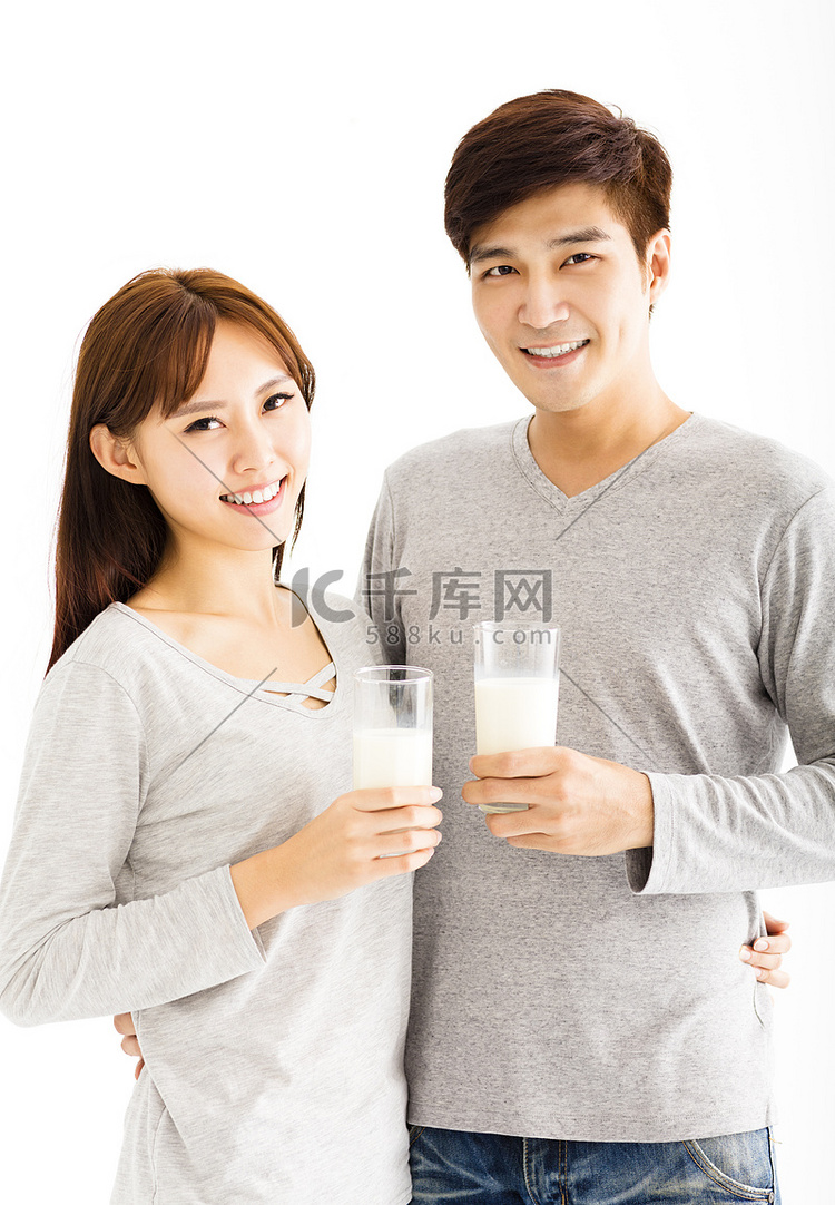 年轻亚洲新人面带笑容喝牛奶