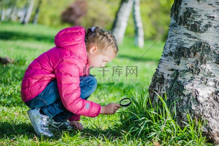 女孩分析草坪与放大镜