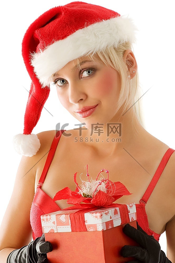 一位年轻的金发美女圣诞老人拿着