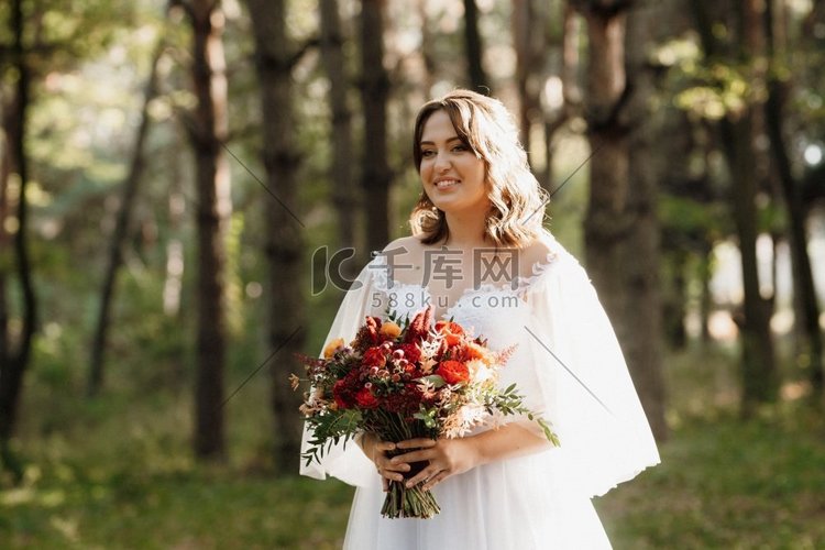 女孩在一个结婚礼服在秋天森林对