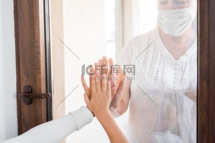 妇女带医用口罩隔离窗口与人