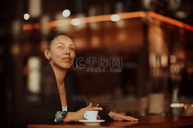 一名女商人在休息时坐在咖啡馆里