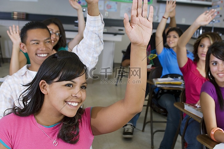 高中生在课堂上举手