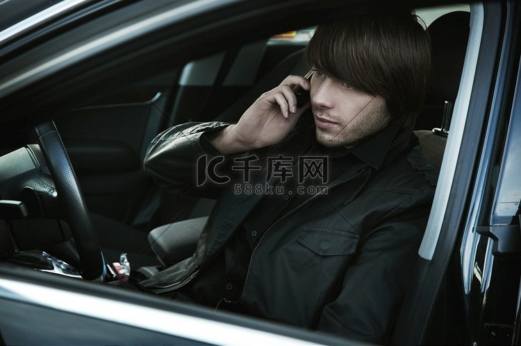 优雅的男人在车里打手机