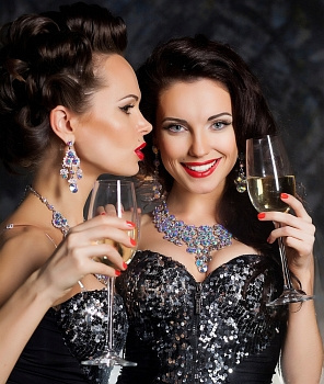 圣诞节时尚女性与酒杯的香槟