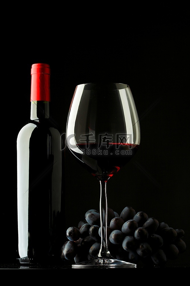 装有红酒、玻璃杯和葡萄的瓶子