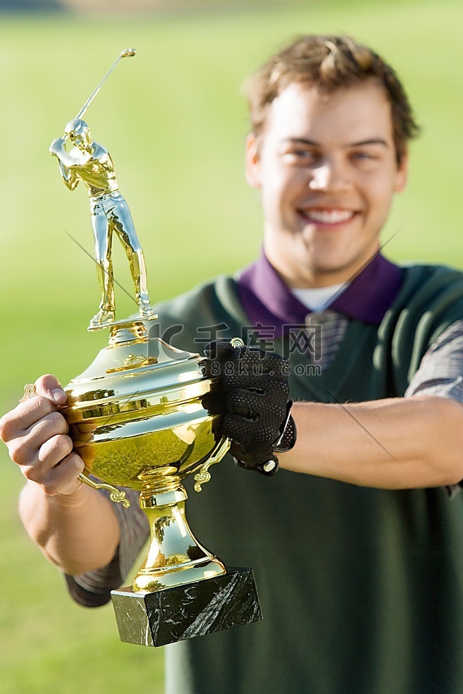 高尔夫球手举办锦标赛奖杯