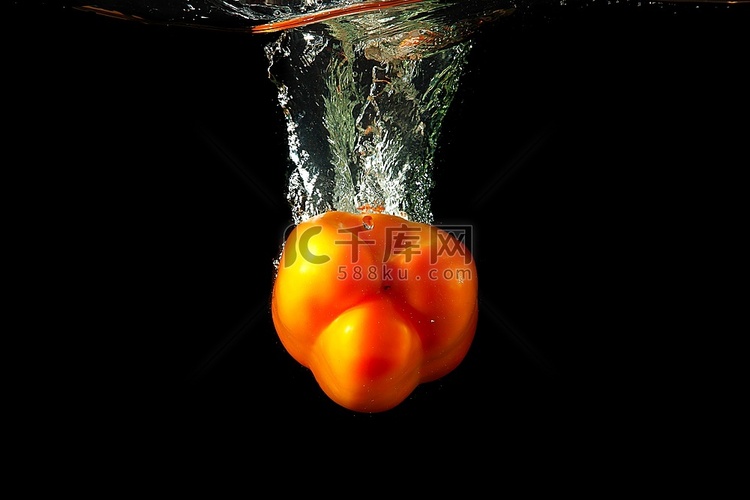 彩色橙色辣椒在黑色背景上溅起水