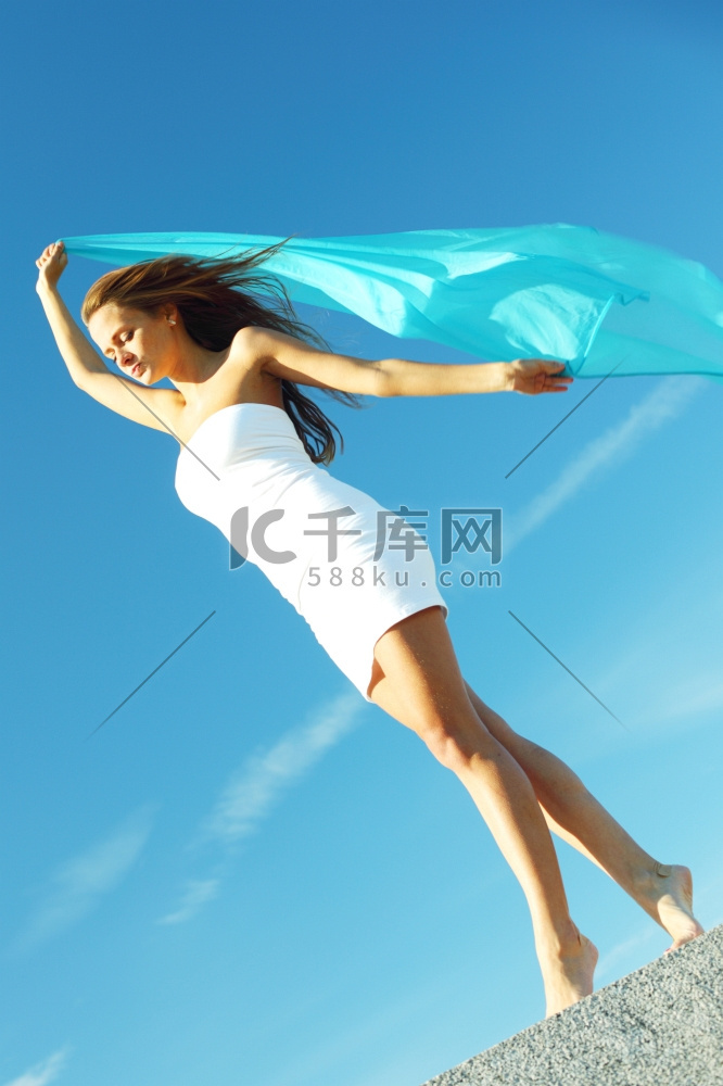 女人穿着布料在蓝天上飞翔
