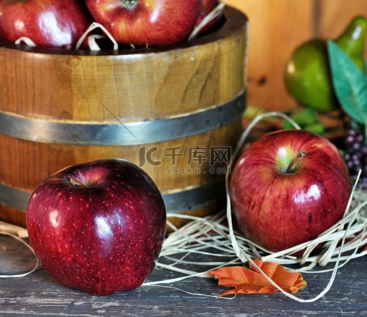 红苹果和木篮子