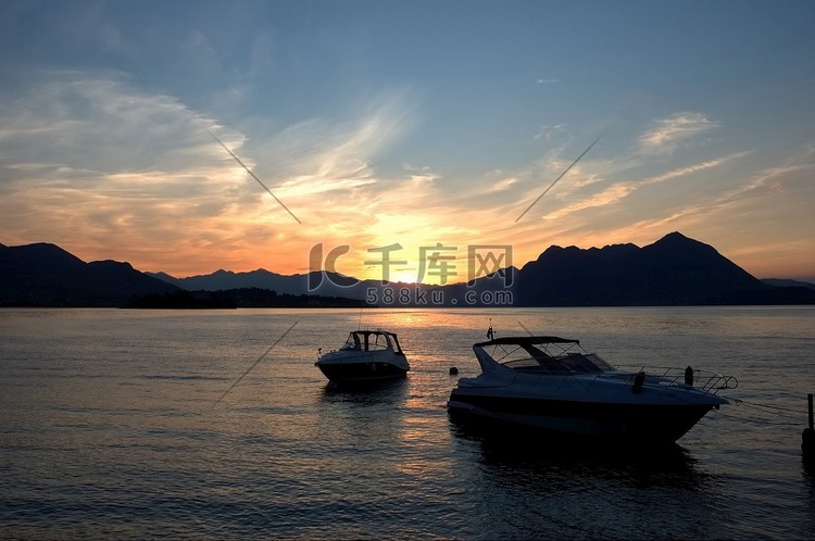 黎明前，小游艇停泊在平静的湖水