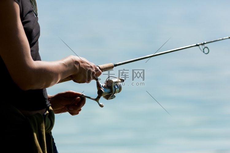 在一个美丽的夏日钓鱼