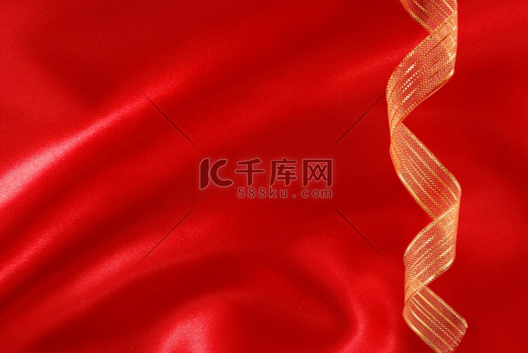 红色丝绸和金色丝带背景