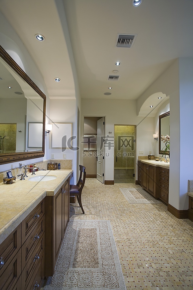 棕榈泉浴室铺有马赛克瓷砖地板