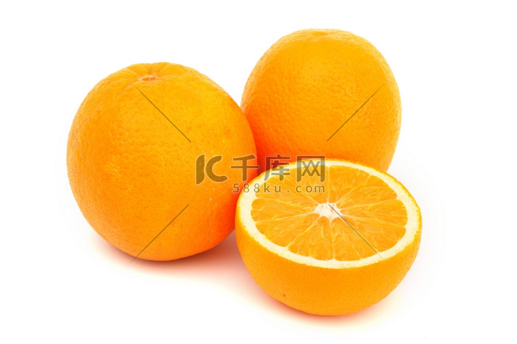 白色隔开的橘子片堆