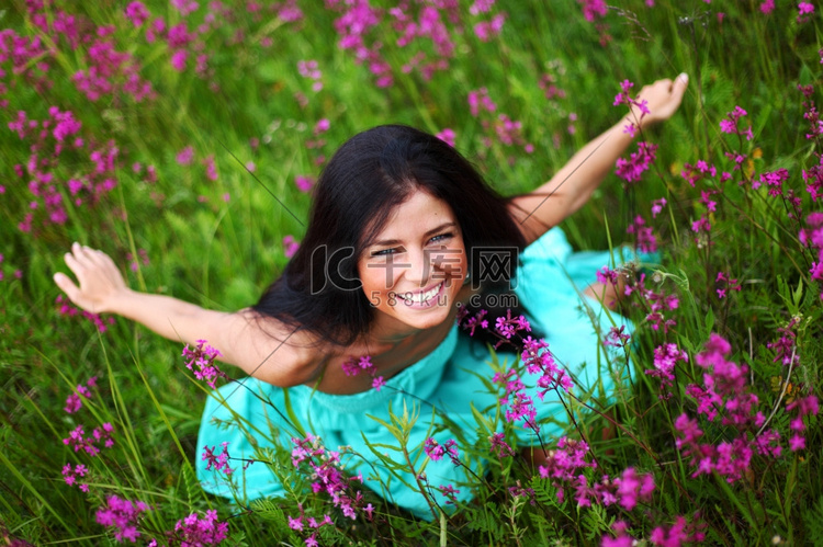 女人在粉红色的花领域密切的肖像