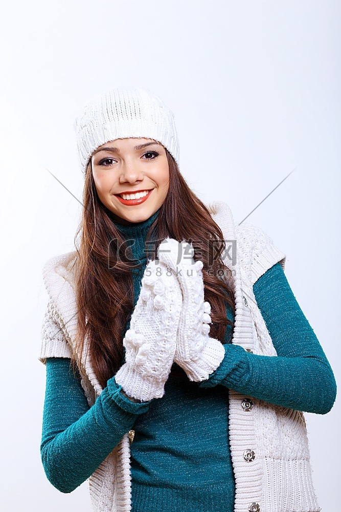 戴着暖冬帽子和围巾的年轻漂亮女