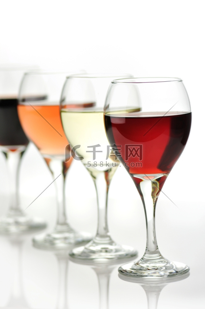 一杯粉色、红葡萄酒和白葡萄酒，